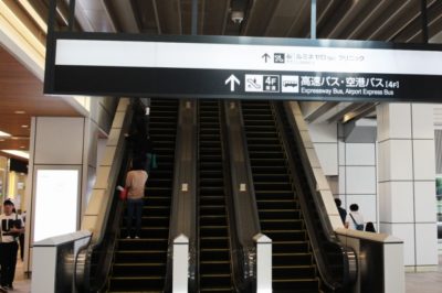 JR新宿駅「新南改札口」前の「バスタ新宿」へ向かうエスカレーター