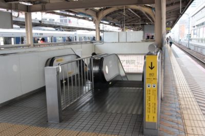 JR三ノ宮駅のプラットホームから中央口改札側・東口改札側へ下りる階段