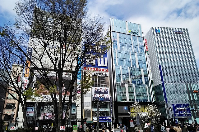 新宿駅東口の広場