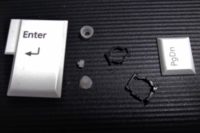 パソコンのキーボードのキーが凹んだまま戻らない! 修繕方法は?