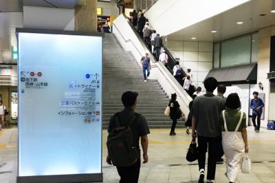 阪神神戸三宮駅「西口改札」からJR三ノ宮駅へ向かう大階段