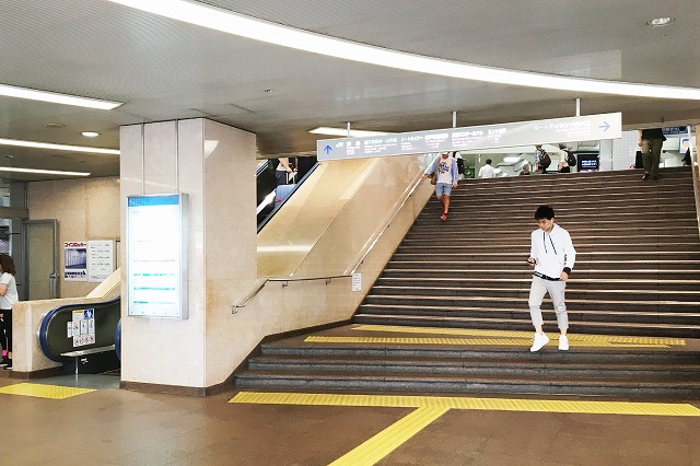 サンチカからJR三ノ宮駅「西口改札」へと向かう大階段