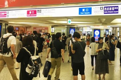 JR新宿駅「西口」改札から丸ノ内線新宿駅「西改札」へ向かう通路