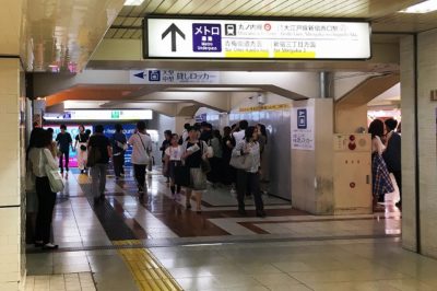 JR新宿駅「東口」改札から丸ノ内線新宿駅「東改札」へ向かう通路