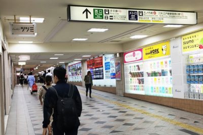 大江戸線新宿駅「JR新宿駅方面改札」からJR新宿駅「西口」改札へと向かう通路3