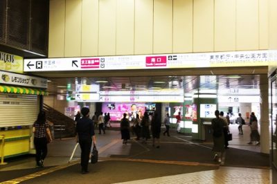 JR新宿駅「西口」改札から地下鉄新宿駅（大江戸線）へと向かう通路