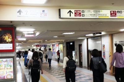 JR新宿駅「西口」改札から地下鉄新宿駅（大江戸線）へと向かう通路4