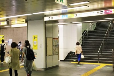 地下鉄新宿西口駅（大江戸線）から地下鉄新宿駅（丸ノ内線）へと向かう途中にあるエスカレーター2