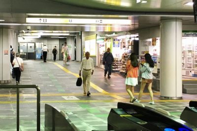 大江戸線新宿西口駅「JR新宿駅方面改札」前の通路