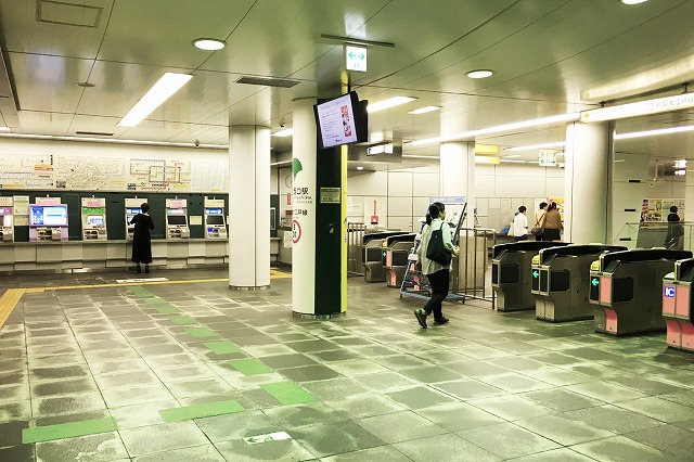 地下鉄西新宿駅（大江戸線）「JR新宿駅方面改札」横きっぷ売り場