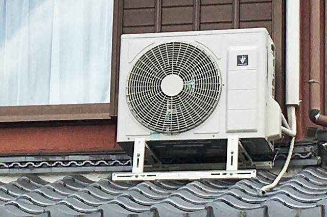エアコン室外機を屋根置きに 設置費用は ウェルの雑記ブログ