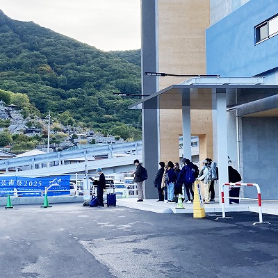 坂手港ターミナル前バス停の場所は？