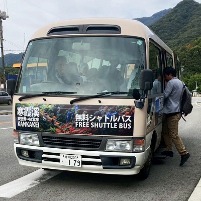 無料シャトルバスとロープウェイで寒霞渓へ