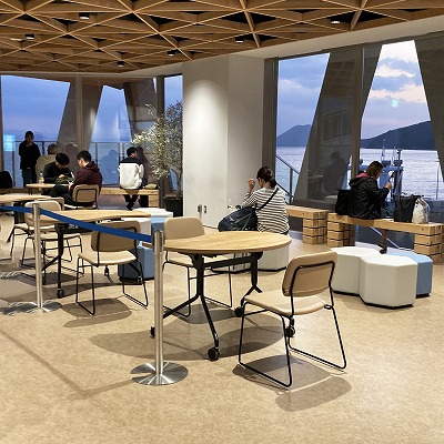 坂手港さかてらすの飲食スペース